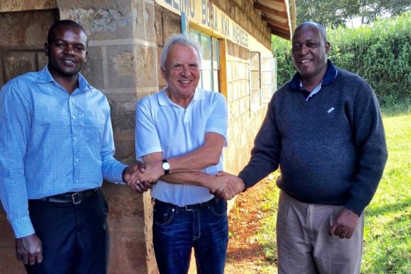 v.l.n.r: Vertrauenslehrer Douglas Ngugi Kiarie, Sascha Spataru von der Nakupenda Stiftung und Schuldirektor Muchemi Maguru